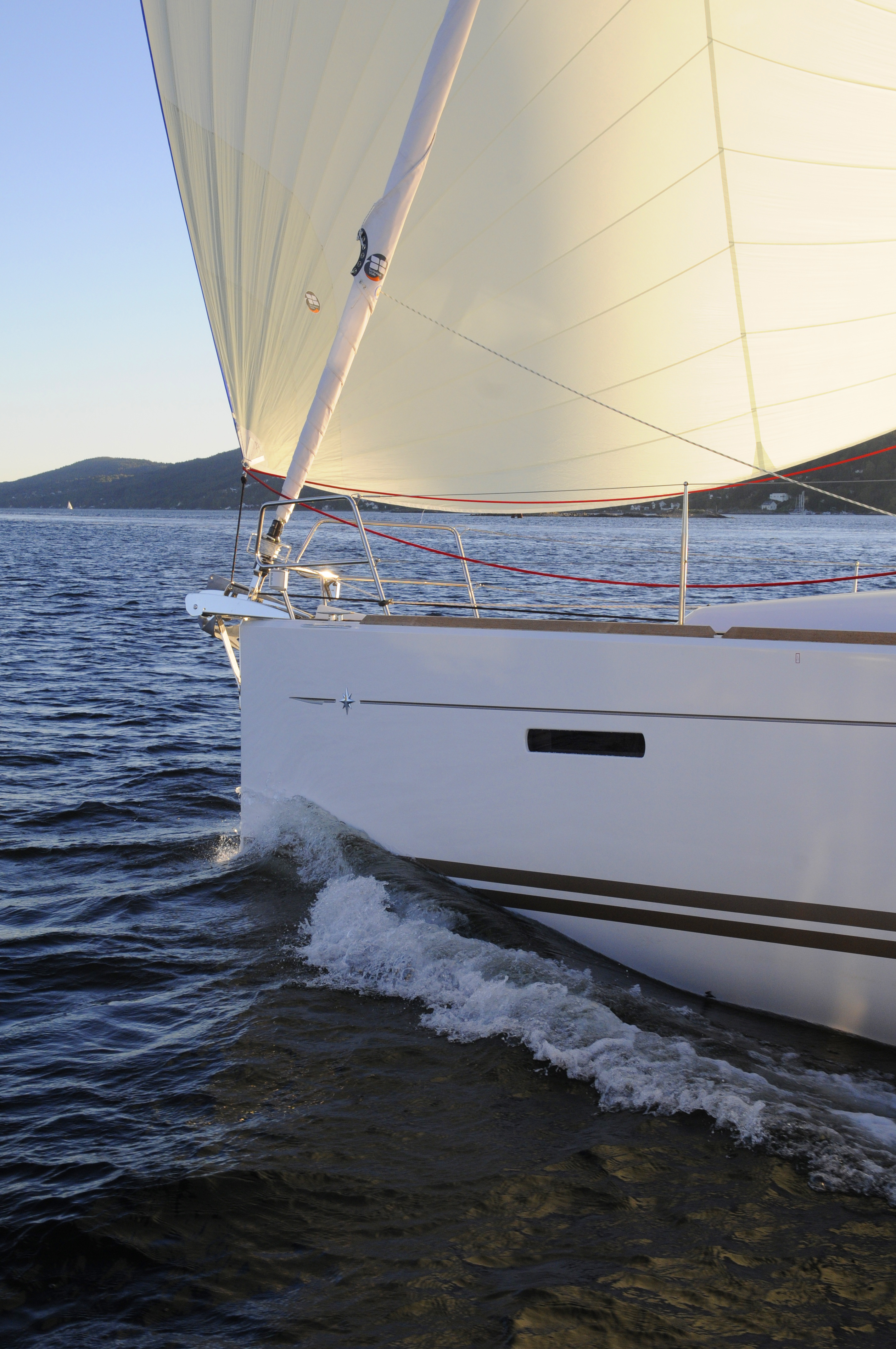 Jeanneau Sun Odyssey 409 sailing close to Dr¿bak in Oslo Fjord.
Photo: Axel Nissen-Lie/Seilas